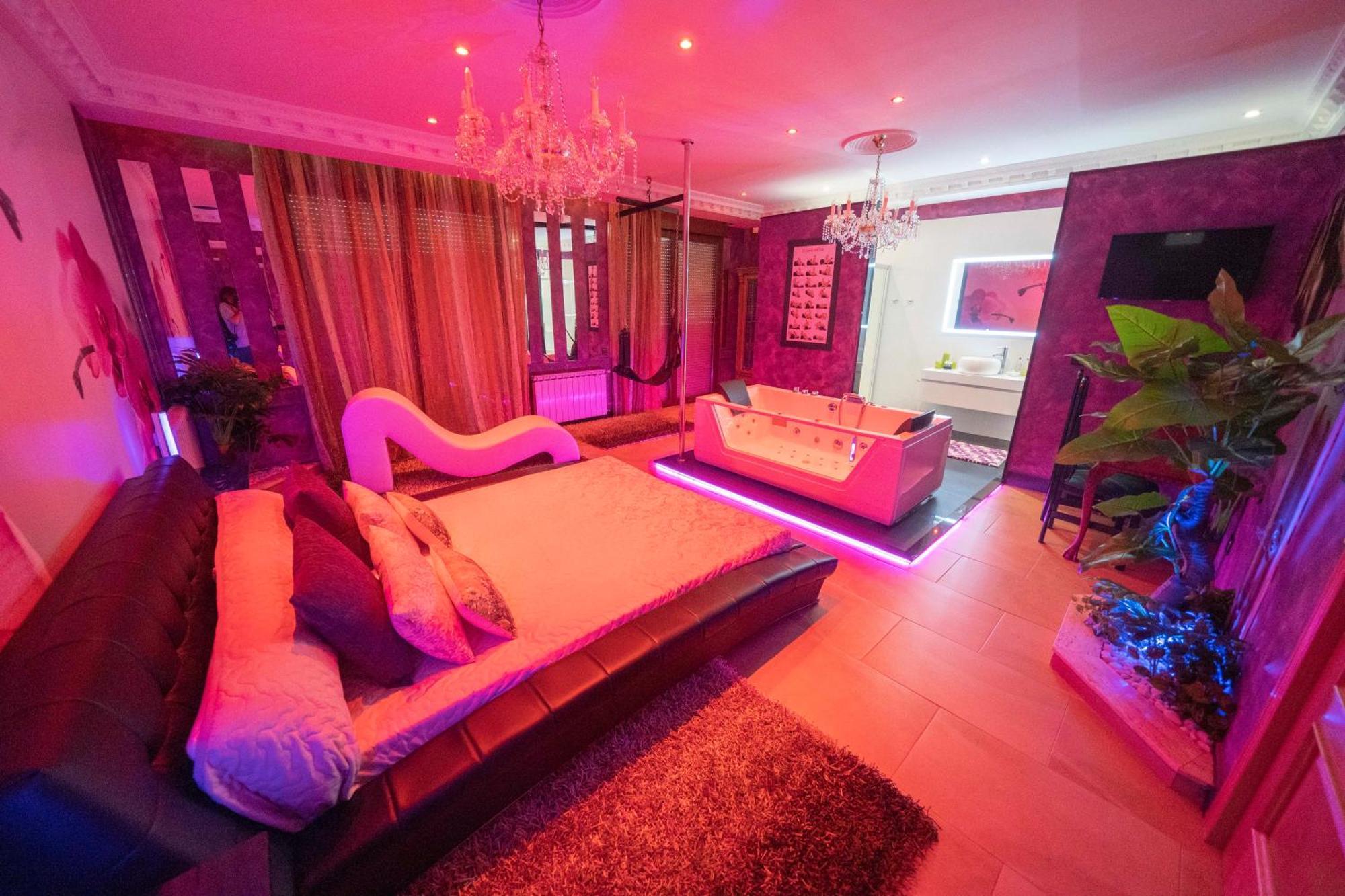 Villa Paraiso Vip Hotel Tematico (Adults Only) Revilla De Camargo Buitenkant foto